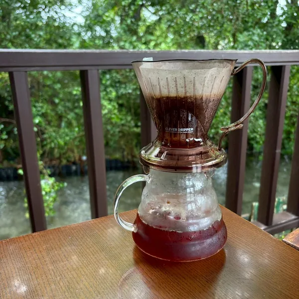 ドリッパーで淹れているコーヒー