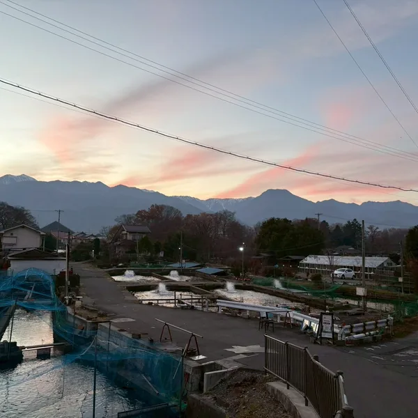 夕暮れに染まる北アルプスと安曇野の風景