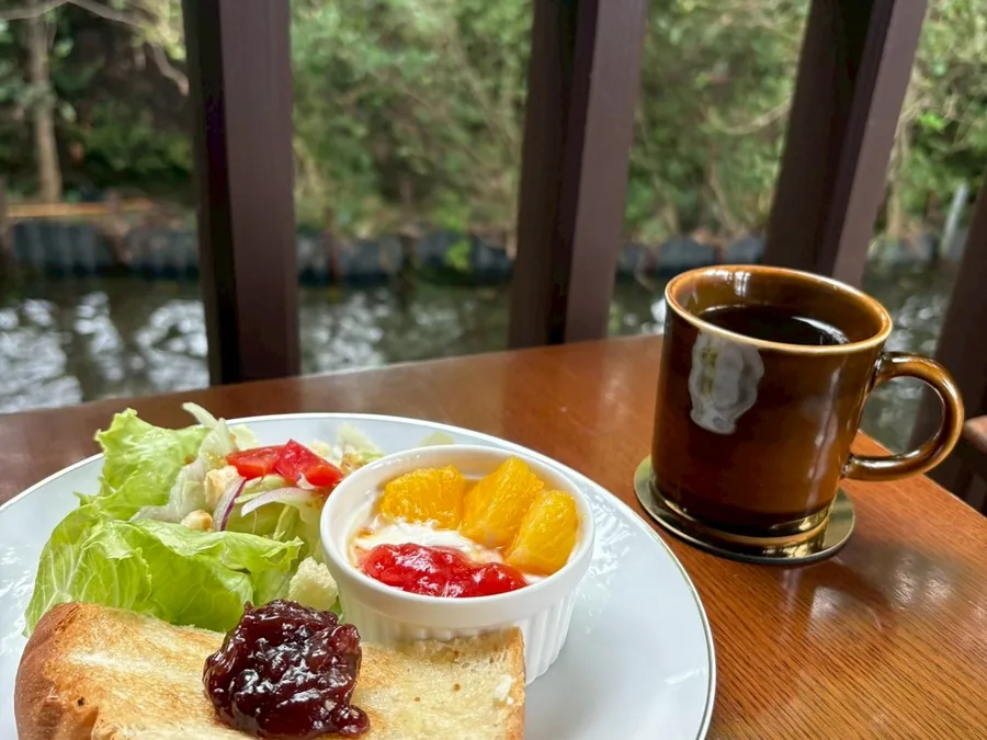 トーストとコーヒーのモーニングプレート