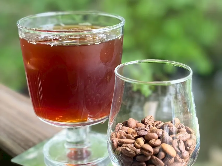 アイスコーヒーと焙煎したコーヒー豆